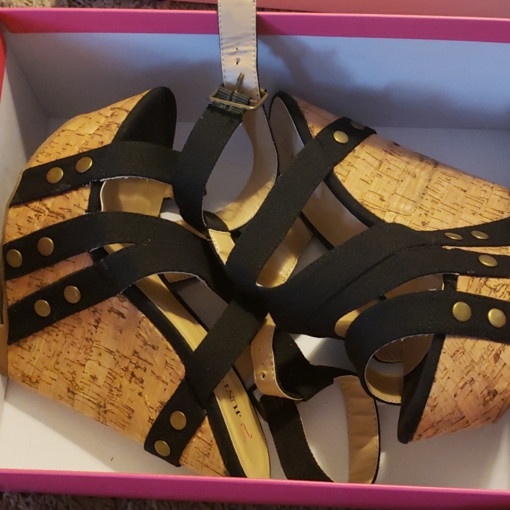 Black wedges